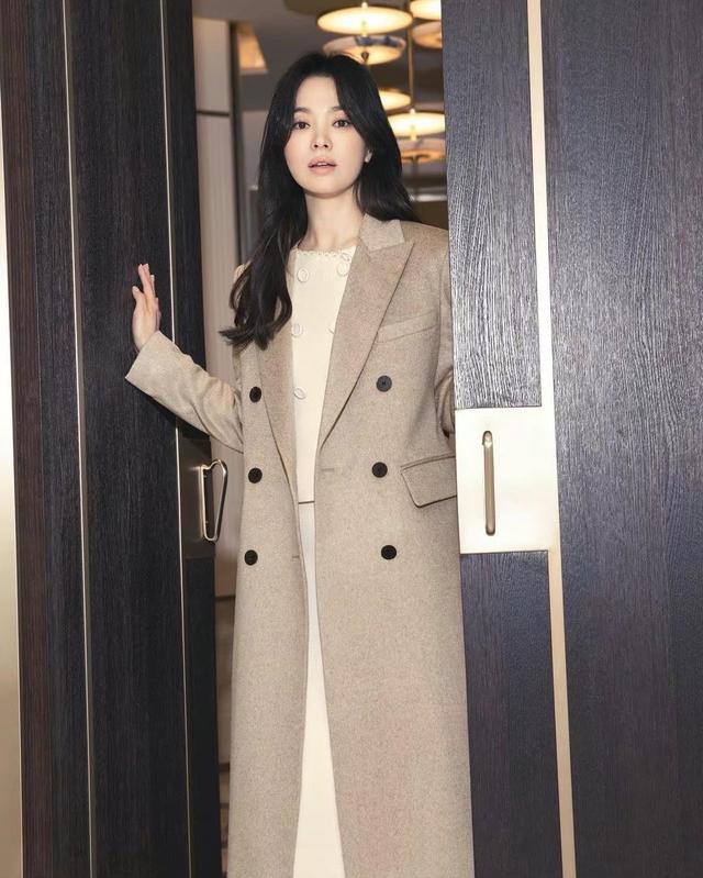 宋慧乔|不愧是南韩国民女神，宋慧乔新剧造型百变时髦，OL女性穿搭模板