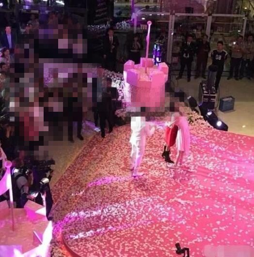 人世间|奚梦瑶大热天穿棉服现身妇产科,素颜出镜,双手捂肚慢慢走出门!