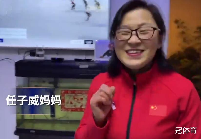 任子威|曲春雨拥抱替补选手，韩国教练紧握任子威胳膊，手下败将祝贺中国