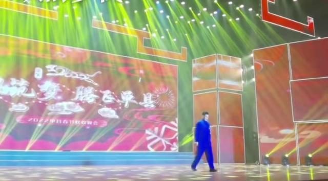 央视春晚|大衣哥登县级春晚，遭网友恶语相向，陈亚男打电话给朱之文拜年