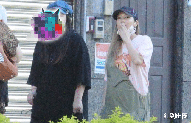 makiyo|38岁女星聚众抽烟引热议,挺7月孕肚现身街头,乱扔烟头太没素质