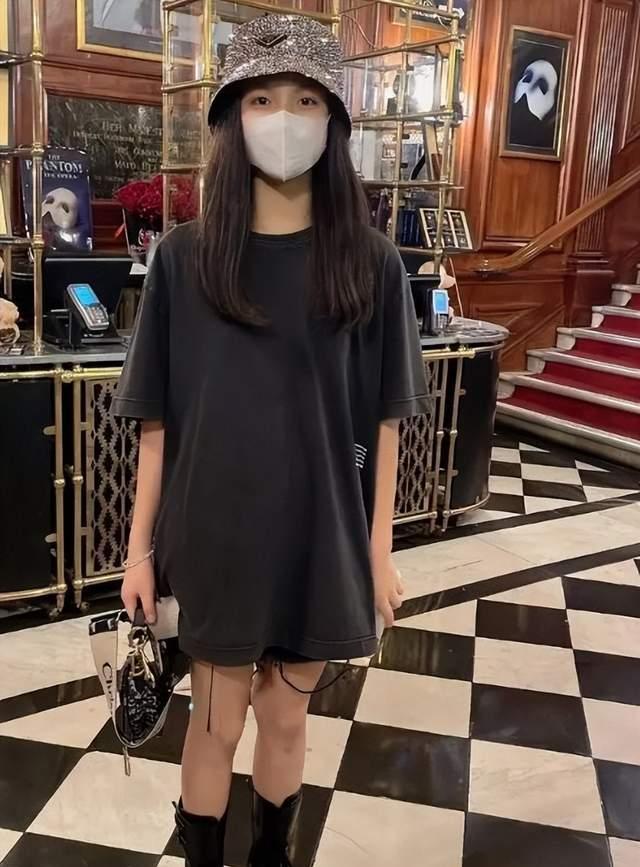 碳水化合物 亲子综艺《爸哪》萌娃已长大！诺一近照皮肤黝黑，石头肌肉发达