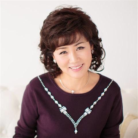 发际线 女人上了年纪，尽量别烫这3种卷发，换成另外3种，时髦减龄显气质