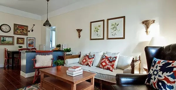 120平美式三居室墙面挂着中国画,阳光照到墙上,别有一番韵致