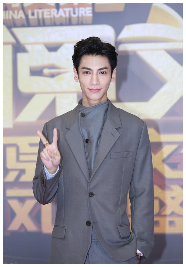 白梦妍|罗云熙、白鹿《长月烬明》发海报,“旷世仙魔恋”开播还会远吗?