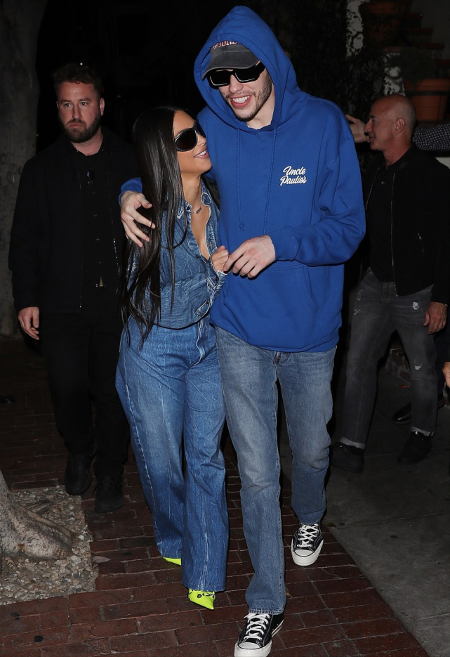 金·卡戴珊|金卡戴珊不受分手影响性感亮相！穿紧身裙又变美了，不留恋小鲜肉