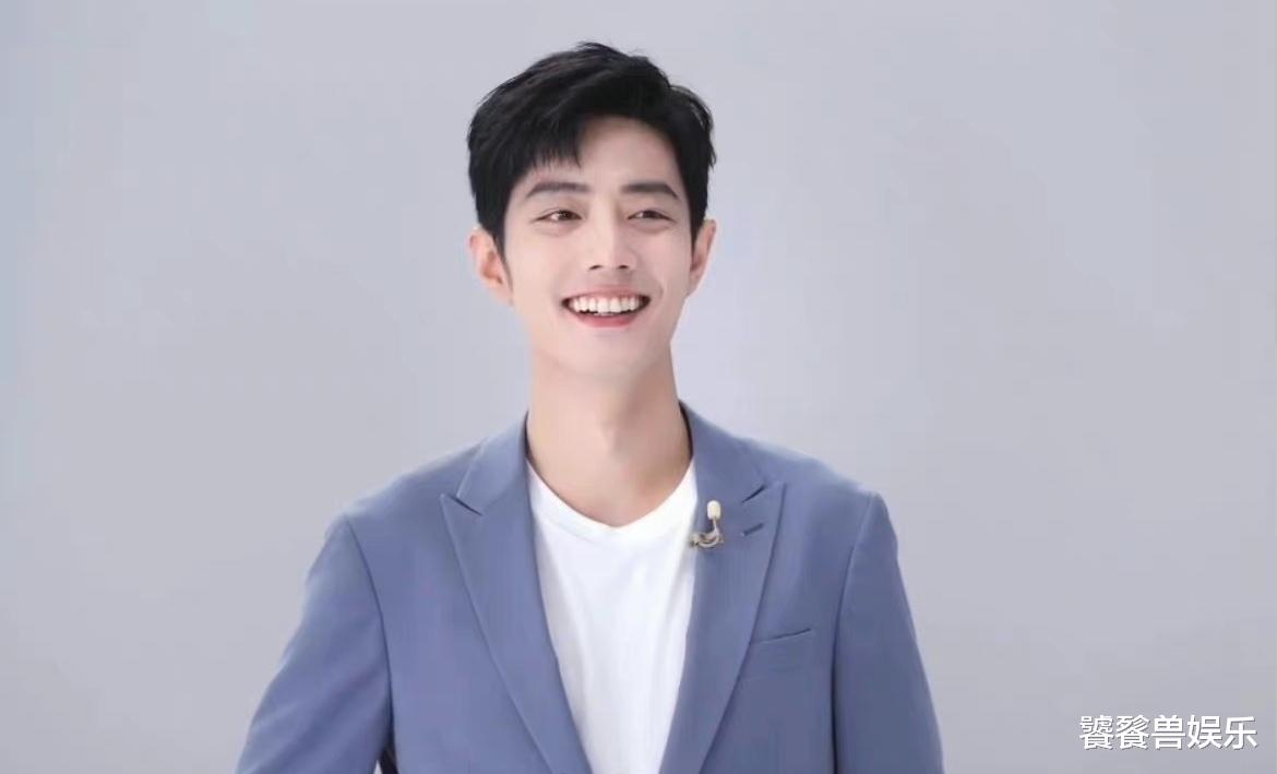 |肖战直播怼脸好绝,风波过后笑容都变了样,穿一套新西装更显身材