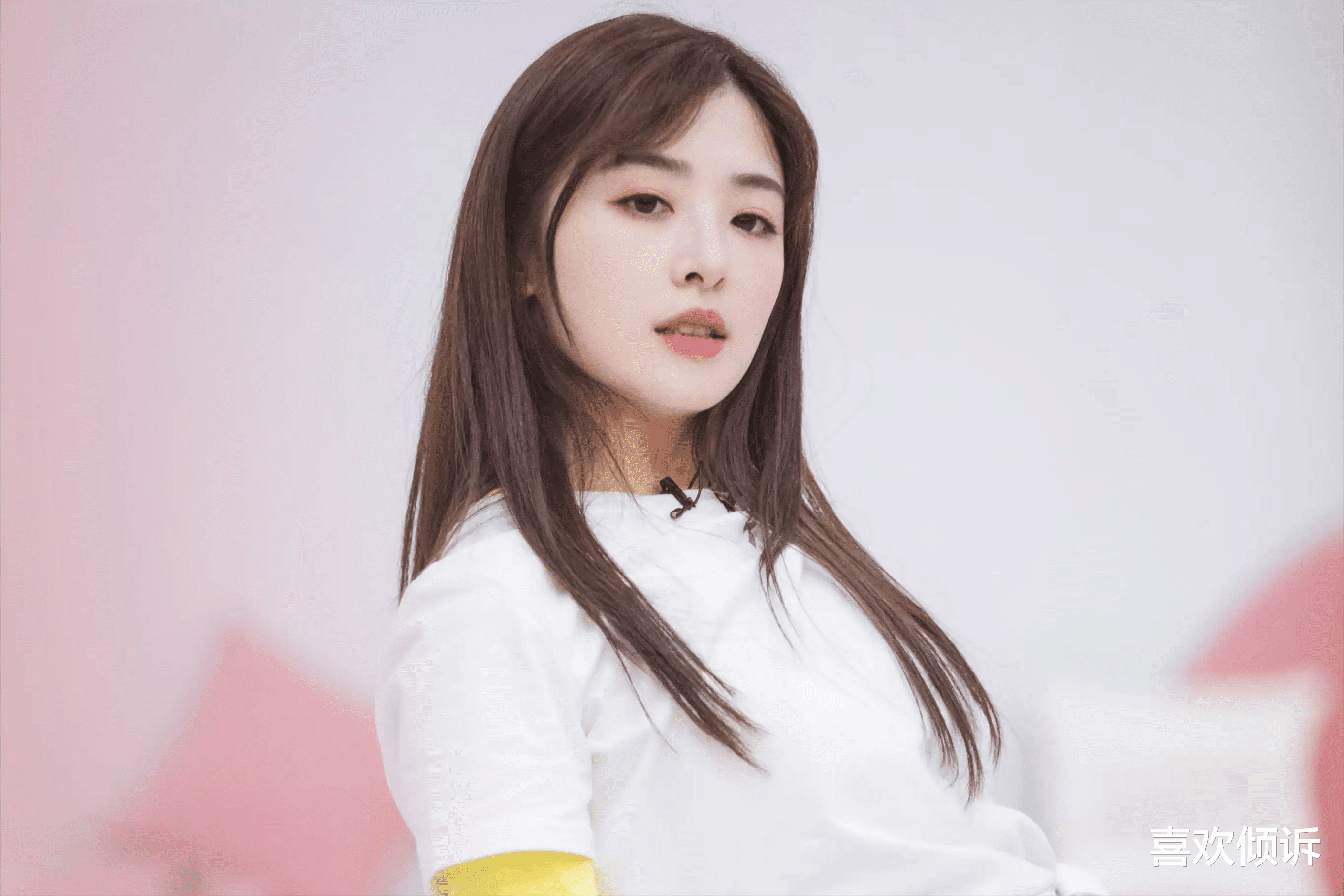 张含韵|感情稳定！张含韵、佟梦实牵手看展，已同居