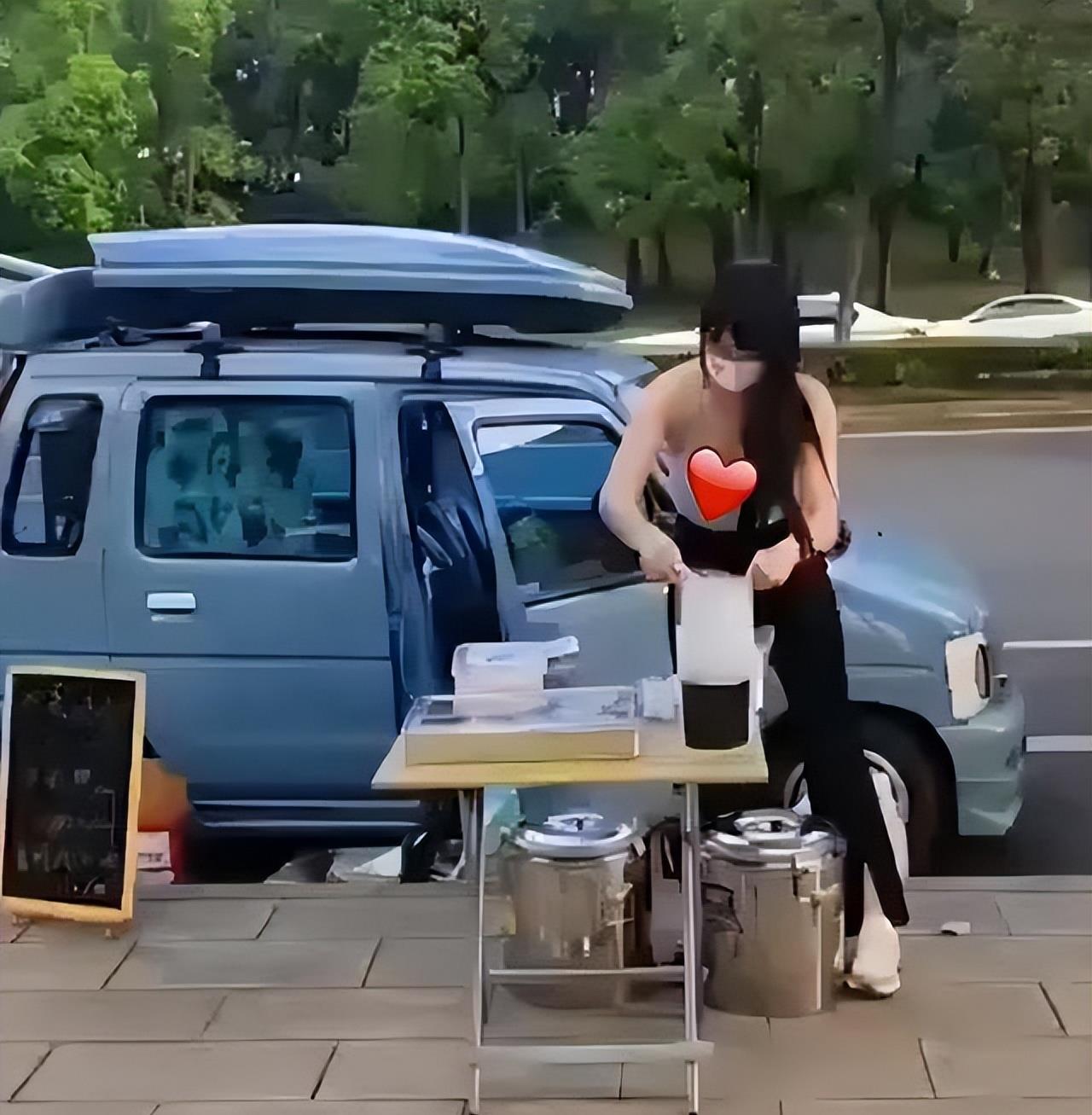 成都女子街头卖冰粉,打扮清凉成焦点