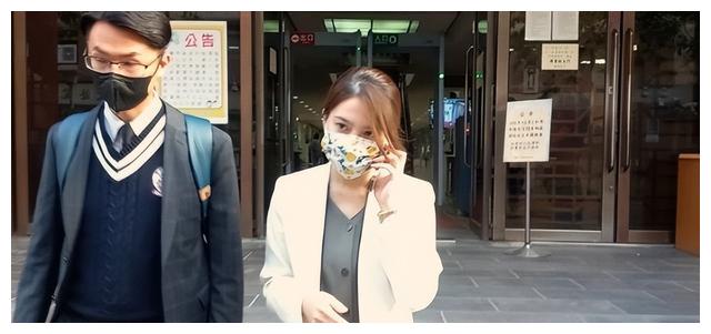 女主持插足熟人婚姻，被正室爆私密出轨证据，法院判赔50万