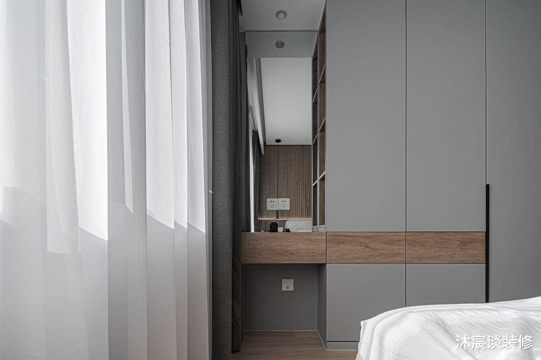 好喜欢她家,除了有令人羡慕的多功能休闲阳台,室内也很实用大方