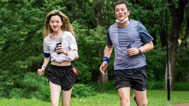 李嫣|王菲女儿李嫣秀性感身材，穿三角泳衣现身海边，优越上围不像15岁