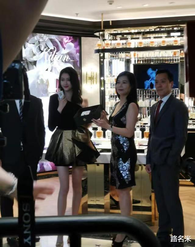 林更新|都说关晓彤“壮”？看到路人拍的无修图，我再也不信了