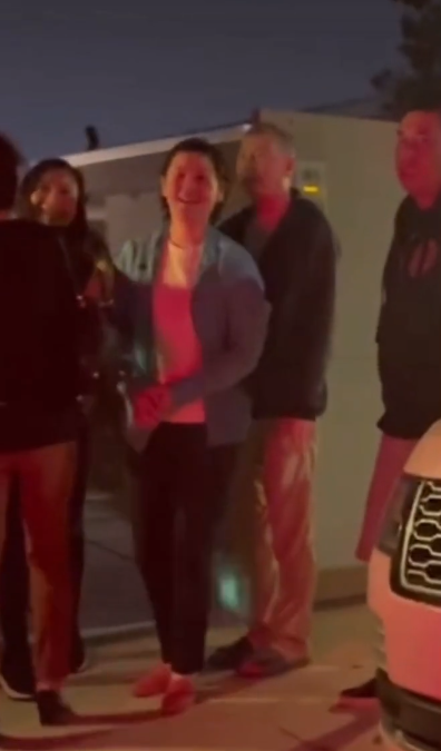 冯小刚|曝冯小刚夫妇定居美国，徐帆豪宅门口热情送客