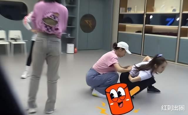 郑秀妍|《浪姐3》各嘉宾抱团严重，郑秀妍腰伤疼到蹲地上，仅1人上前帮忙