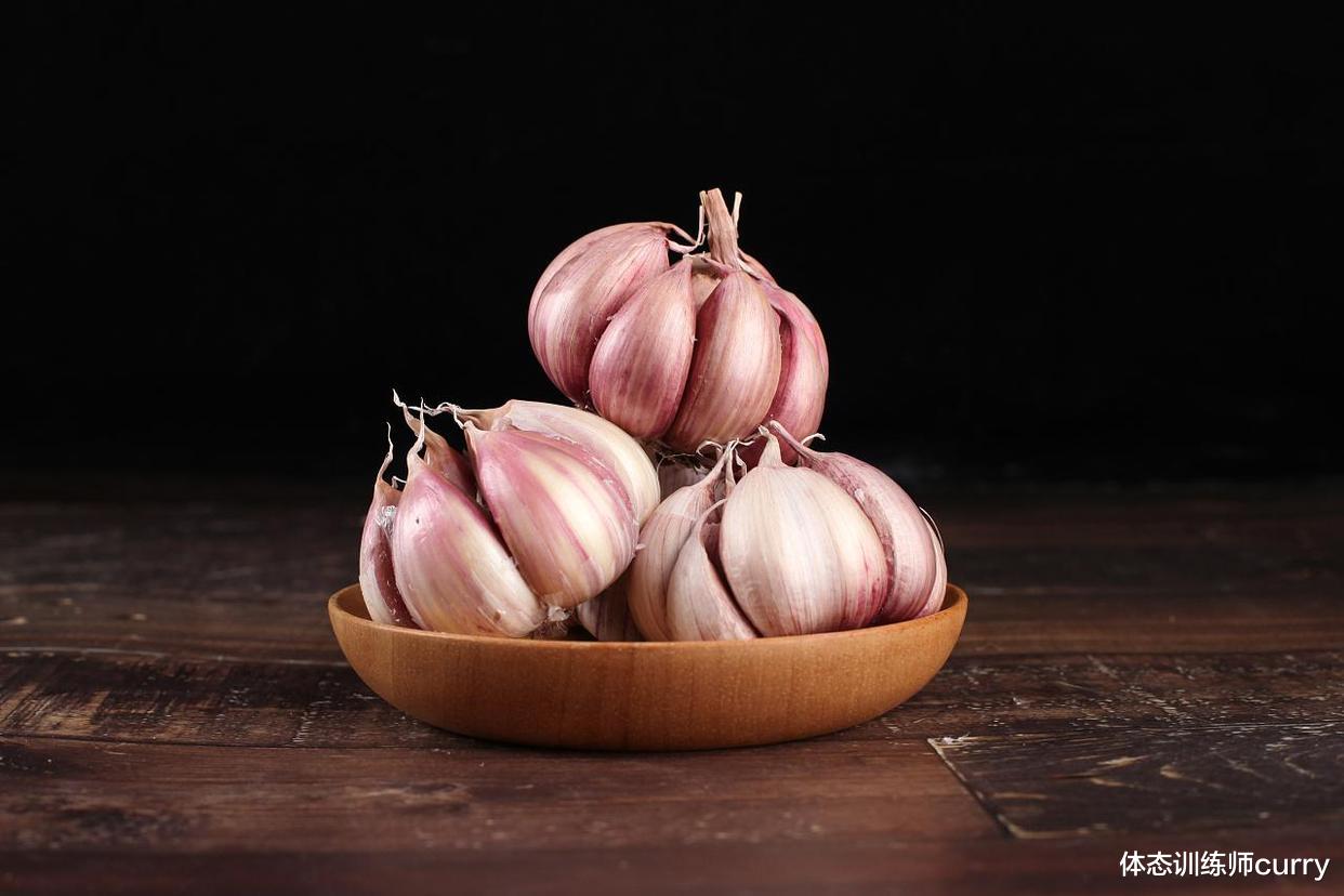 尿路感染|用大蒜在眉毛上擦两下，能帮助我们解决什么问题？看完涨知识