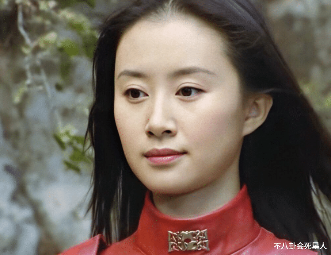 整容|年轻演员被整容“毁”了，割双眼皮、丰唇、隆鼻，太辣眼！