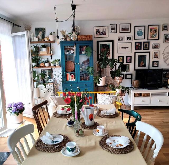 波兰女主太敢了,挂饰装满一面墙,不奢华但温馨,家居氛围超棒