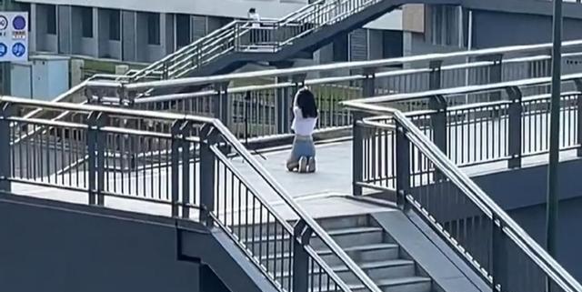 近40度高温天气下,女子在天桥上直播热舞,路人大哥害羞躲避