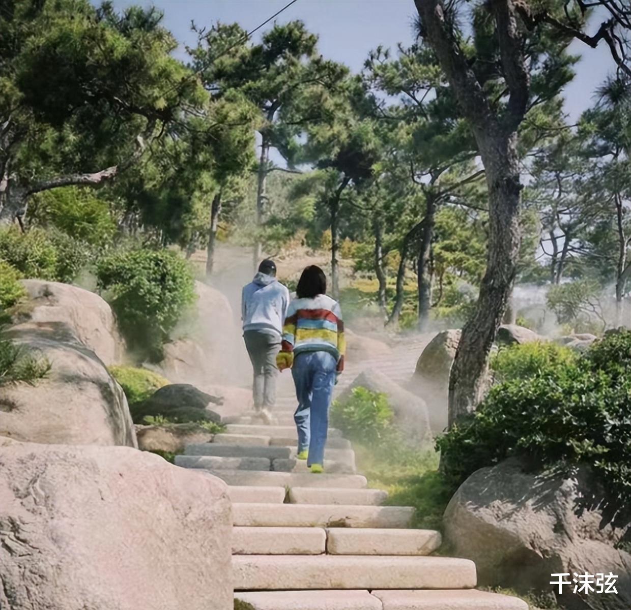 李亚鹏|李亚鹏晒一家三口合照!牵手小19岁娇妻好幸福,被指神似王菲