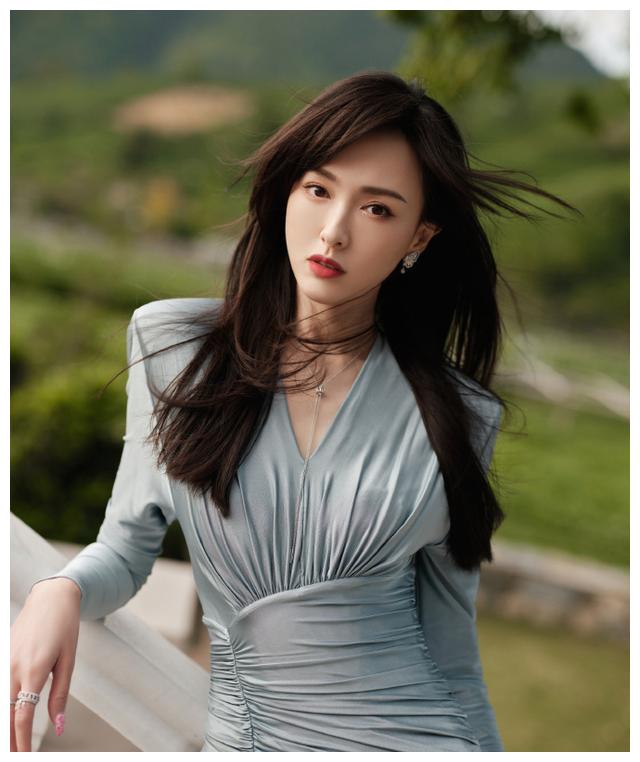 唐嫣|唐嫣身穿浅蓝色连衣裙大秀美腿!曼妙身材美得让人窒息