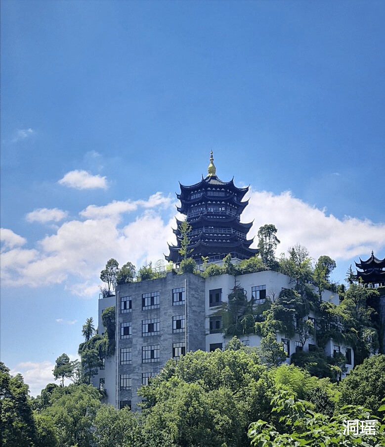 避暑胜地|浙江花近72亿打造的“人造古镇”，变成了“鬼城”？游客：别胡说
