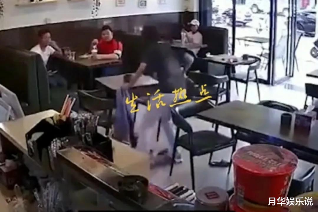 大反转!女子插队买单被打,店员顾客观望?