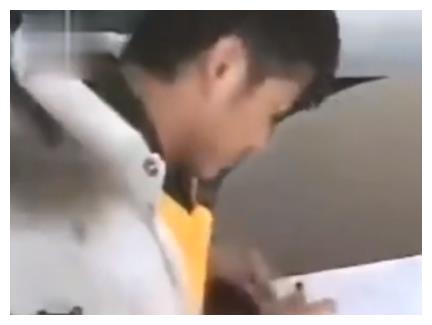 吴京|吴京:回应与甄子丹不合传闻,身上只有2个“黑点”,酒驾和爱国