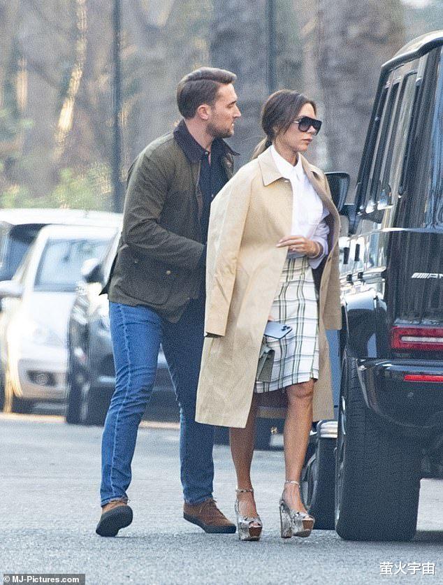 维多利亚·贝克汉姆|47岁贝嫂伦敦冬天也光腿，摆出“钢铁脸”，帅气保镖殷勤服侍