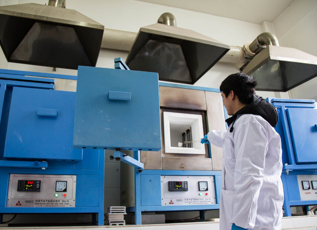 华为mate|深圳荣耀手机工厂招聘,待遇7000-9000,有五险一金引来热议