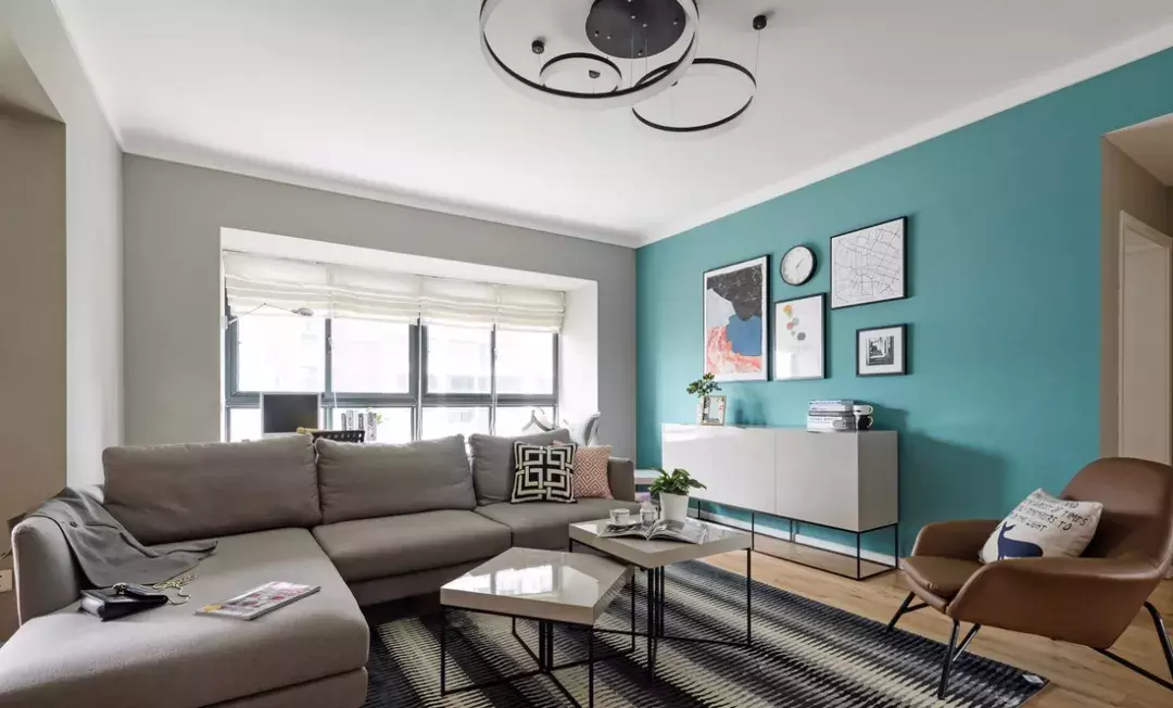 客厅沙发摆L型还是一字型?经设计师一改,家里上档次多了