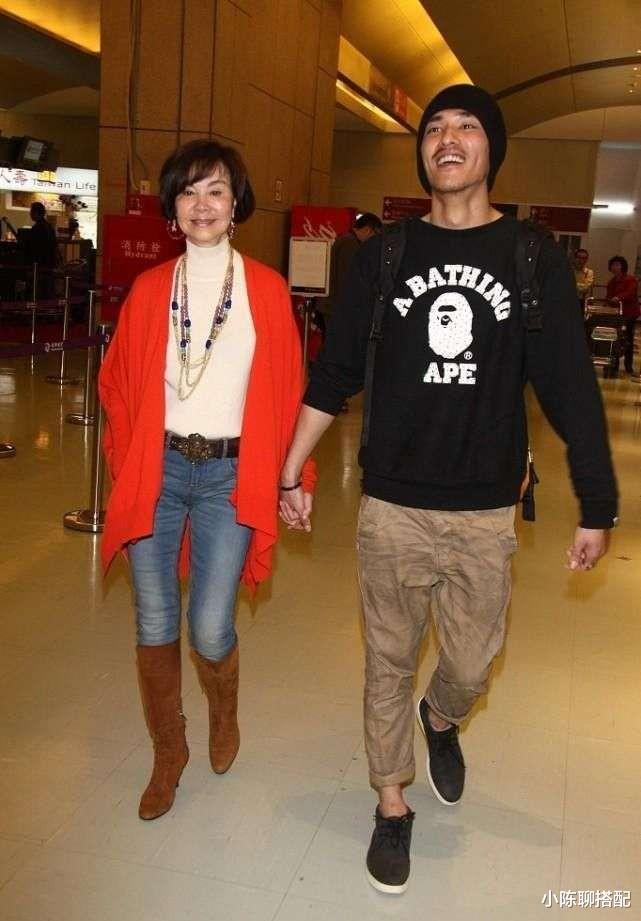 运动 78岁归亚蕾依旧很美，“海浪卷短发+花素搭配”，从容老去很优雅