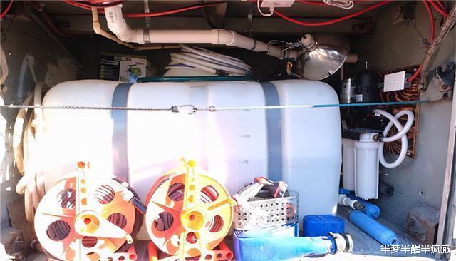 房车|一家四口低价买下废弃公交车，挤在26㎡面积中，一住就是4年