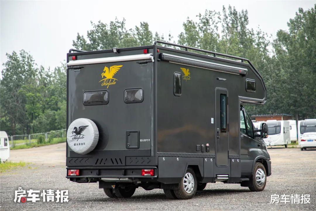 房车里的独立厨房真爽!爆炒不怕油烟,10度电空调尽情开还能冲澡