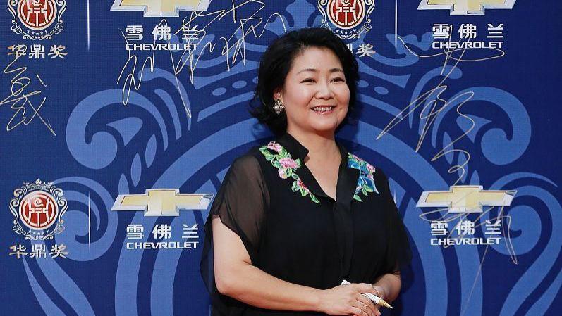 萨日娜|这几位大龄女星治好了我的身材焦虑，人到一定年纪，微胖更有韵味