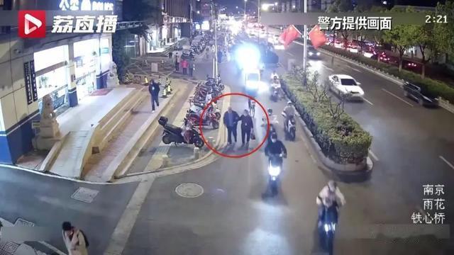 南京八旬老夫妻步履蹒跚半小时走到派出所,只为……网友点赞:很感动