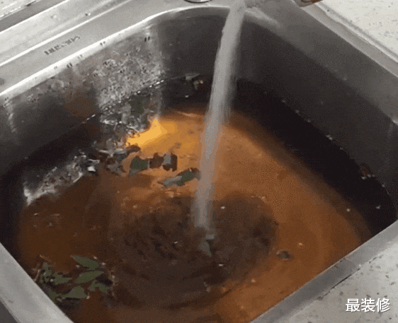 为什么马桶用久了吸力小,整天臭烘烘?这4个地方是“罪魁祸首”