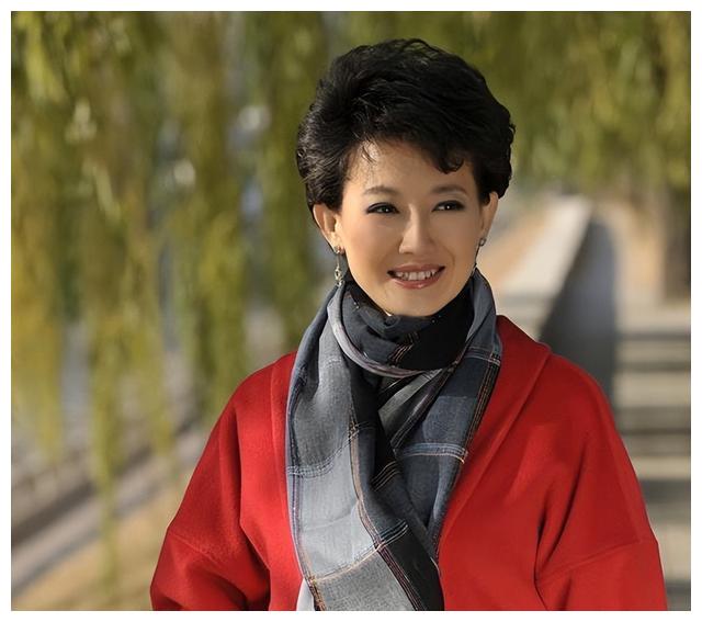 知名主播梁艳：从业27年保持初心，才华不输董卿，50岁仍未婚