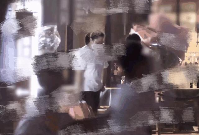 鹿晗|关晓彤陪鹿晗踢球，独自在场边挨冻等待两个小时，力破分手传闻