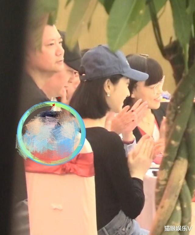 冯绍峰|43岁冯绍峰近况曝光!脸部圆润身材发福,从侧面看双下巴太明显