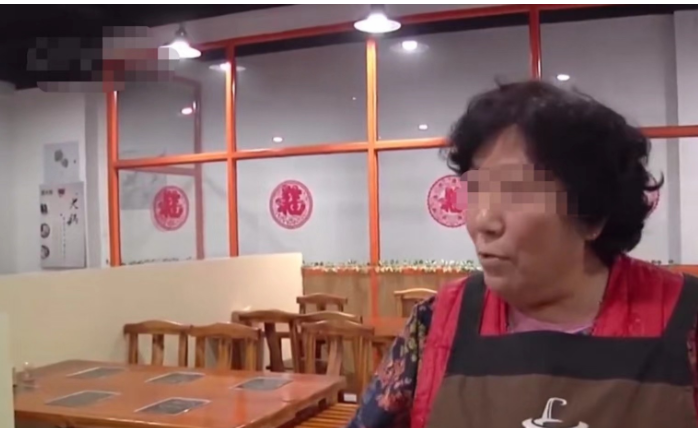 山东青岛,一男子在饭店请同事吃饭花了506元,结账时要开发 票,服务员却说开不了