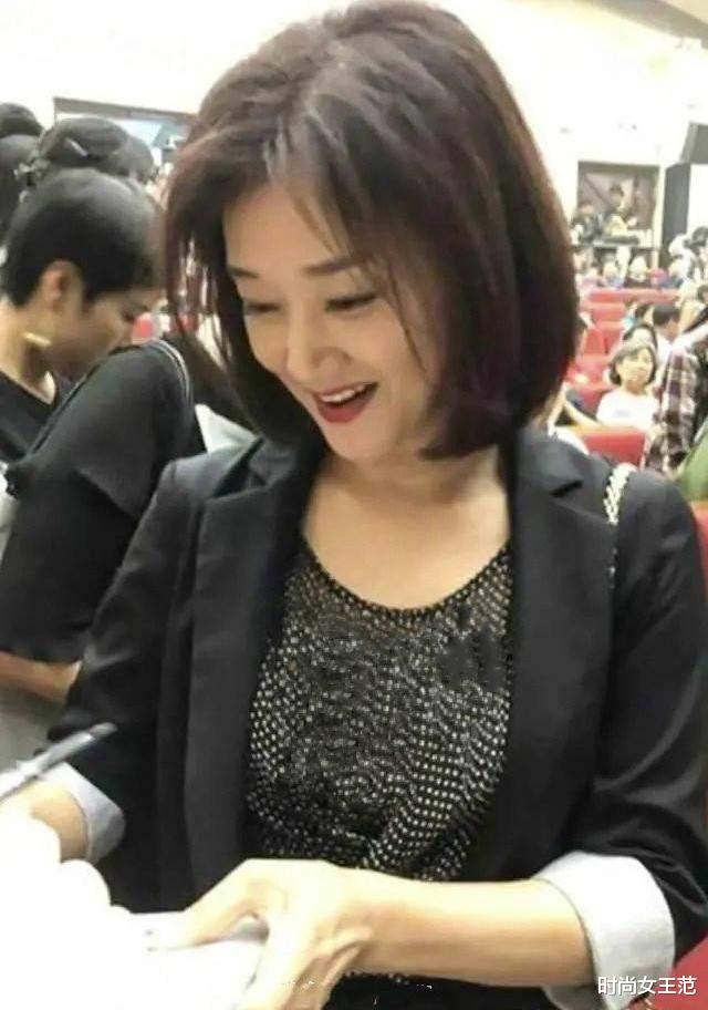 润百颜 宋祖英留短发变洋气！就算打扮的很俗套，也难掩身上的高贵气质！