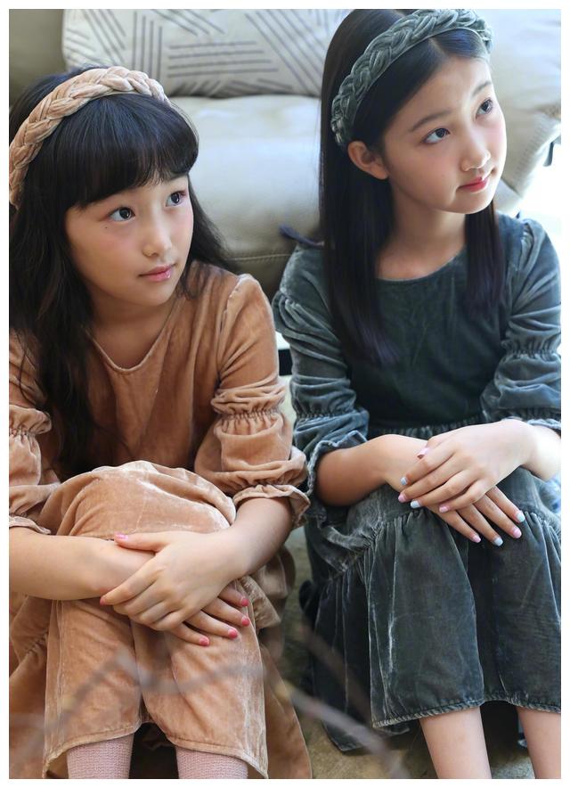 赵子琪|46岁赵子琪变身公园博主！与好友共进美食吃相丰富，被夸素颜好美