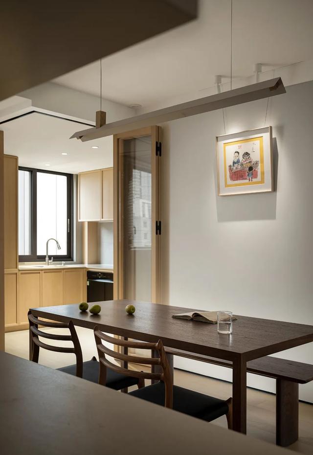 看了她家，才知什么叫比样板间还美，装修简约高级，没有一丝俗气