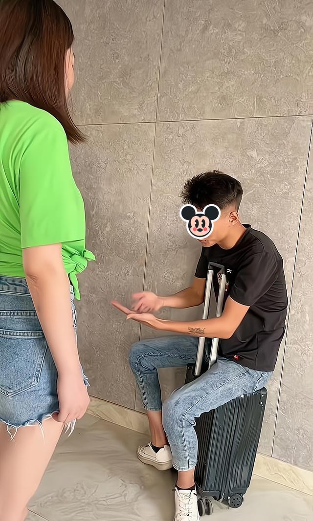 男子去应聘,要求先到车间看看是否有同龄女生:我是来找女朋友的
