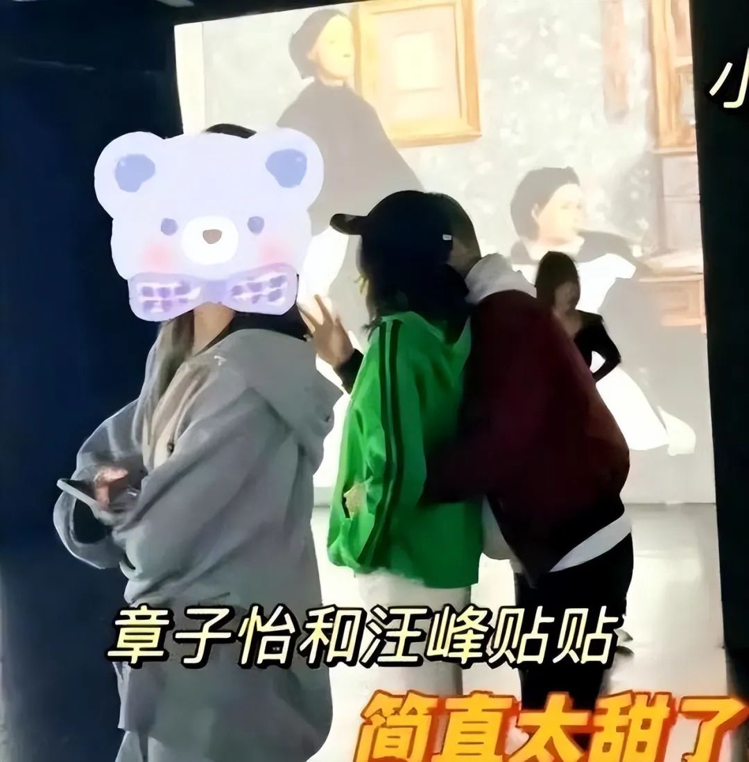 章子怡|章子怡汪峰逛影展，她打扮青春似少女，汪峰不顾眼光贴贴太甜了吧