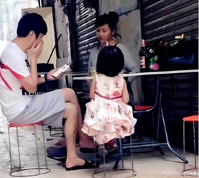 王大治|45岁的王大治，成功挖到墙角，也被墙给砸倒，今吃路边摊只剩后悔