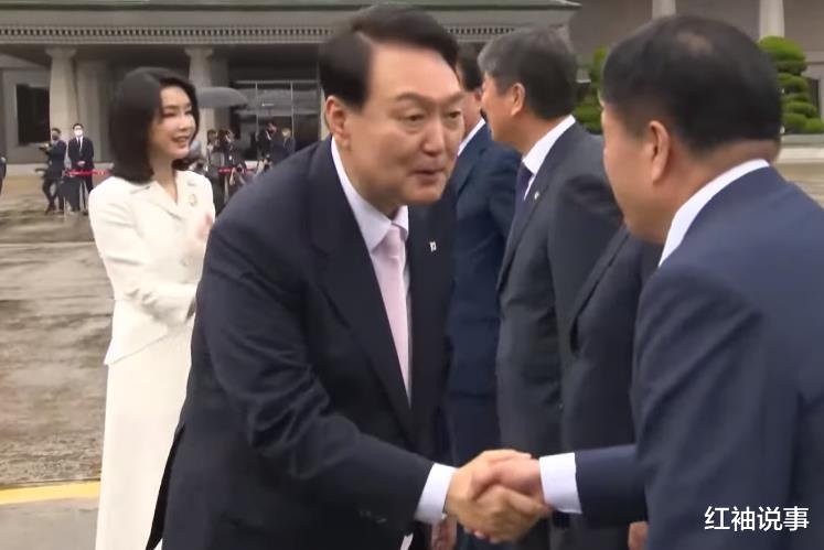 韩国 韩国第一夫人首次外访,一袭白裙仙气飘飘,比韩剧女主角都惊艳