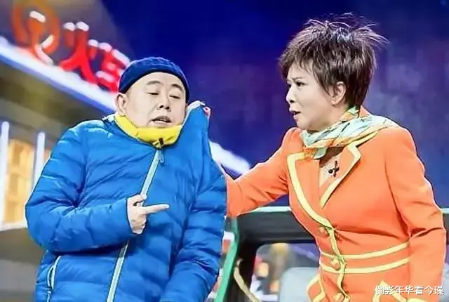 潘长江|潘长江穿病号服胡言乱语表情夸张，状态似痴呆，网友：假酒喝多了