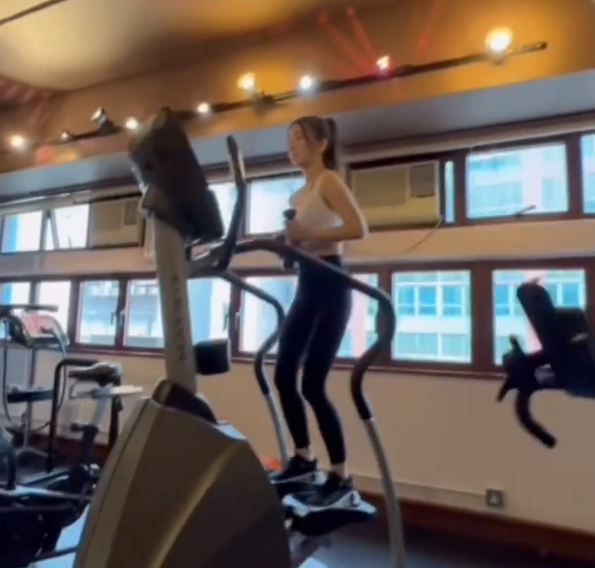 方媛|郭富城娇妻方媛穿吊带健身！臀部挺翘显完美曲线，用百元平价水杯